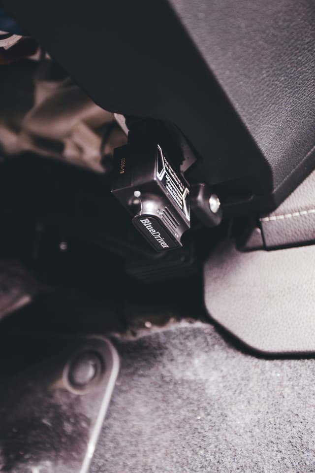 Montaj pornire cabluri pentru urgențe auto