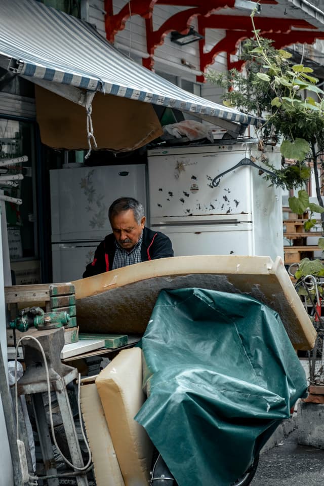 Top 7 idei creative de artă în garaj cu materiale reciclate