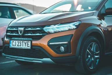 Cum montezi un far antiorbire pe Dacia