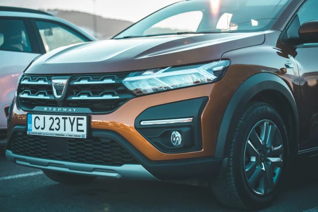 Cum montezi un far antiorbire pe Dacia