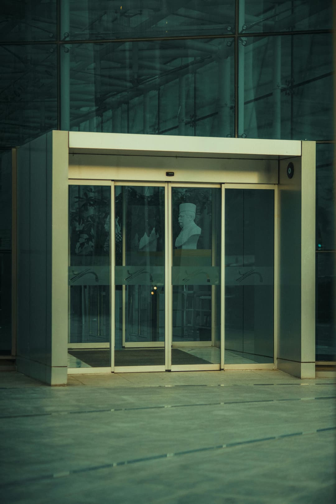Instalare sistem automat ușă garaj – confort total