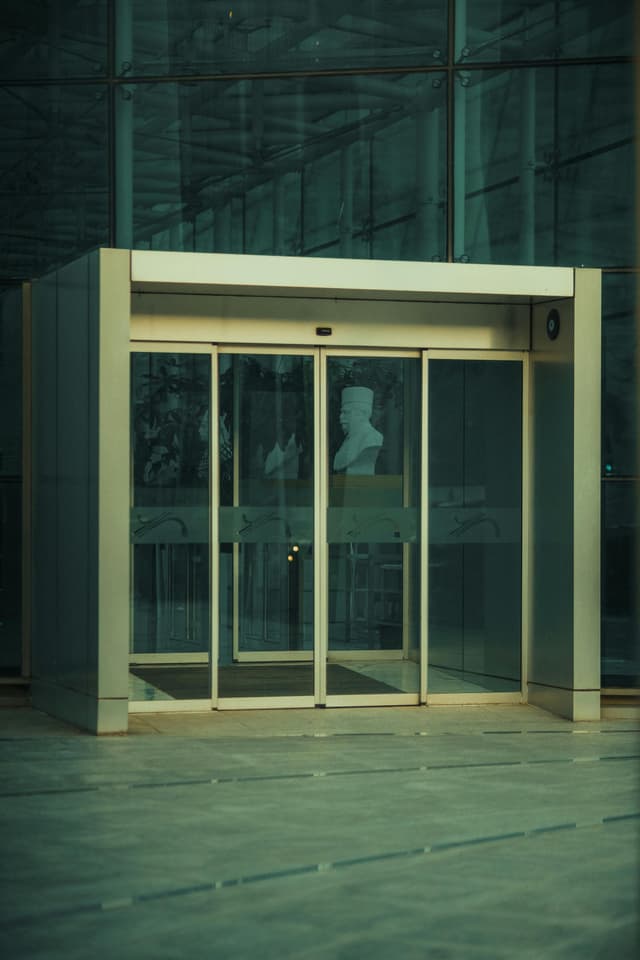 Instalare sistem automat ușă garaj – confort total