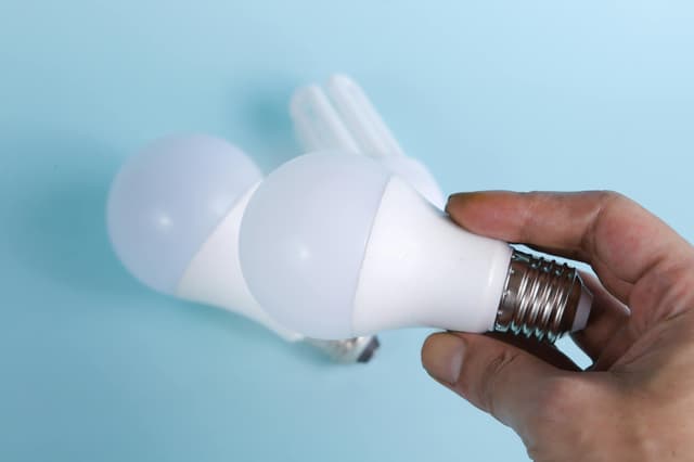 Înlocuire becuri LED – mai sigur pe înserat
