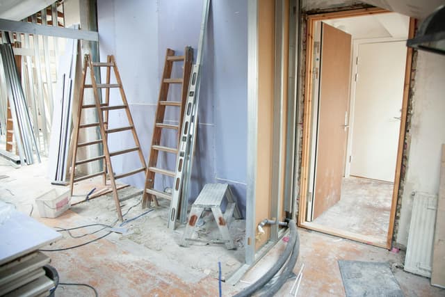 Refacere garnituri uși – protecție împotriva prafului