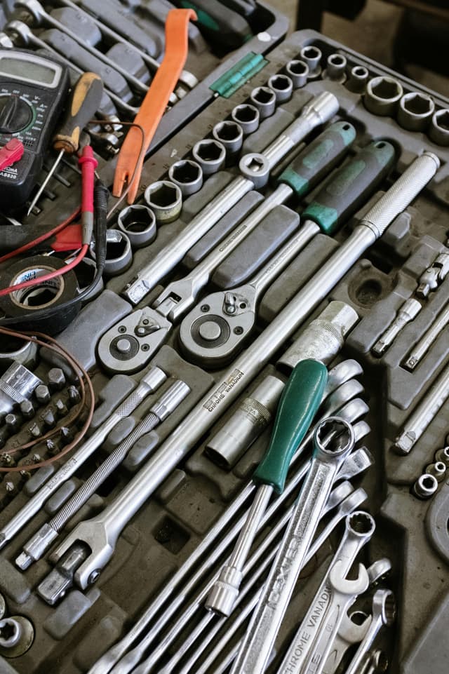 Set complet de scule auto – ce conține idealul?