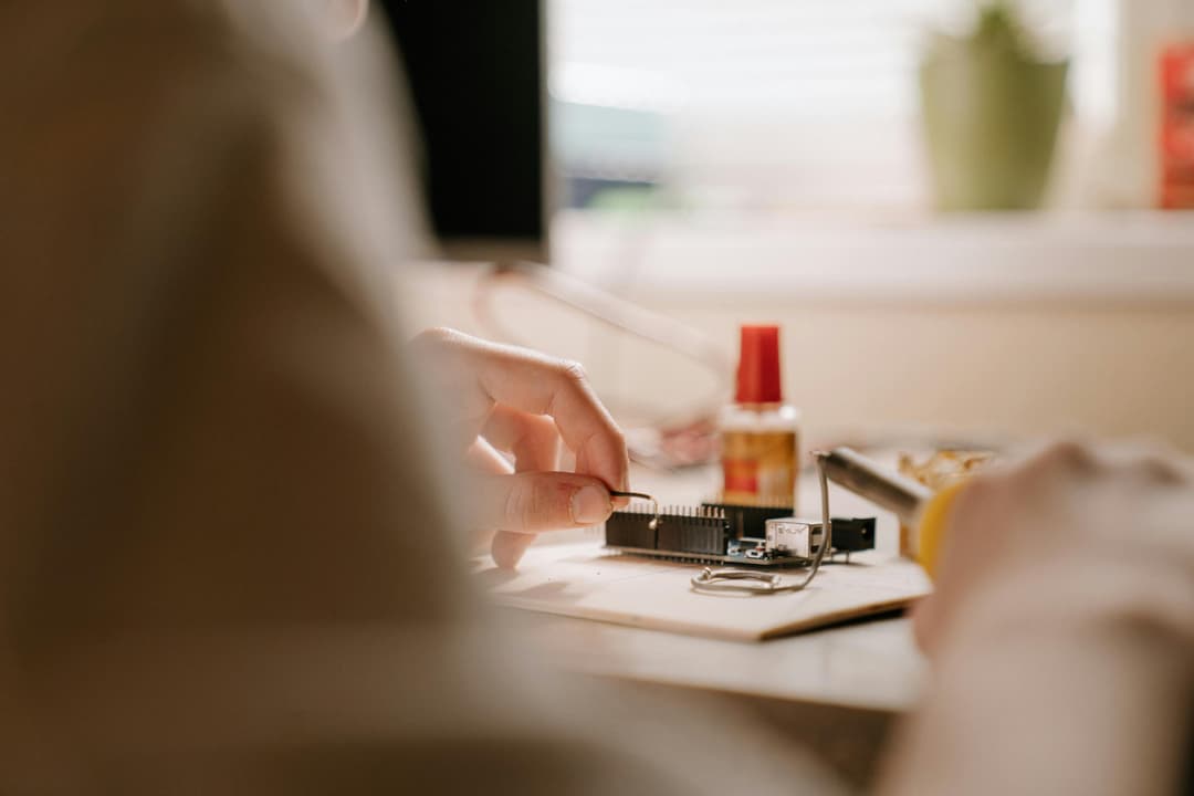 Stație de lipit reglabilă – e rentabilă pentru hobby?