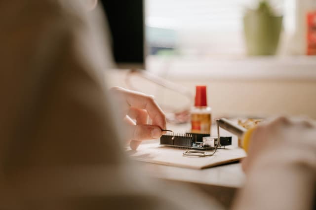 Stație de lipit reglabilă – e rentabilă pentru hobby?