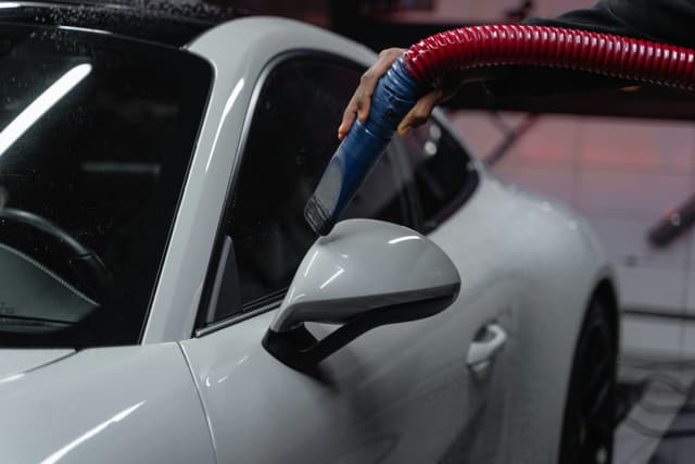 Mini aspirator auto – ideal pentru curățenia rapidă