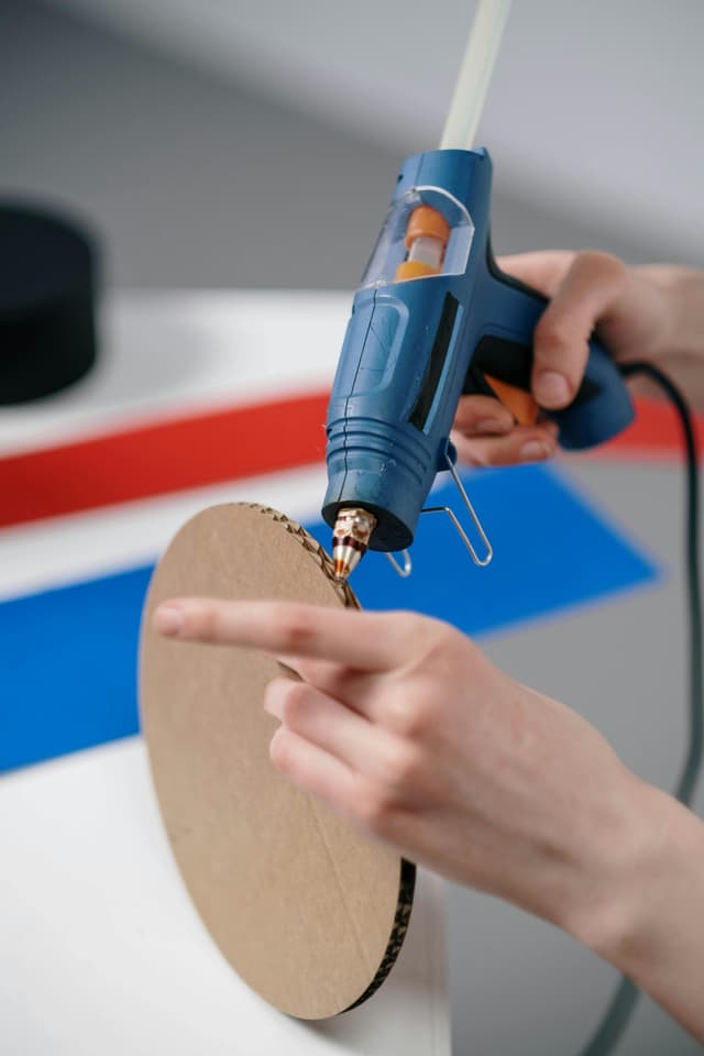 Pistol de lipit testat în atelier: cât de util este?