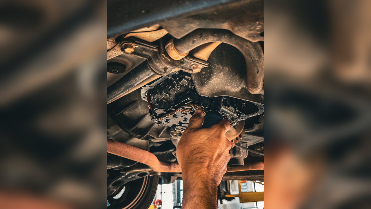 Cum alegi pat de montaj auto pentru garaj ca să lucrezi sub mașină mai comod