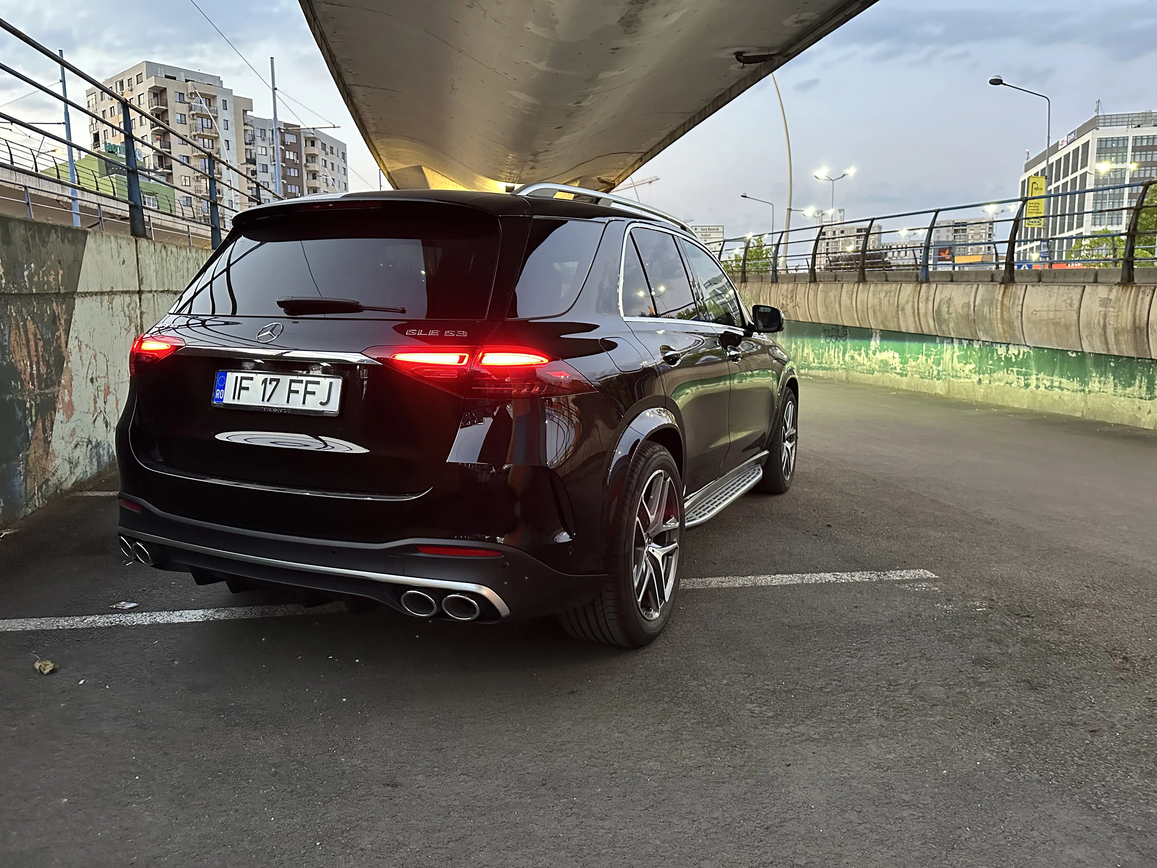 Mercedes-Benz GLE 53 AMG 2025 – SUV-ul care face față și adrenalinei, și drumurilor cu copiii