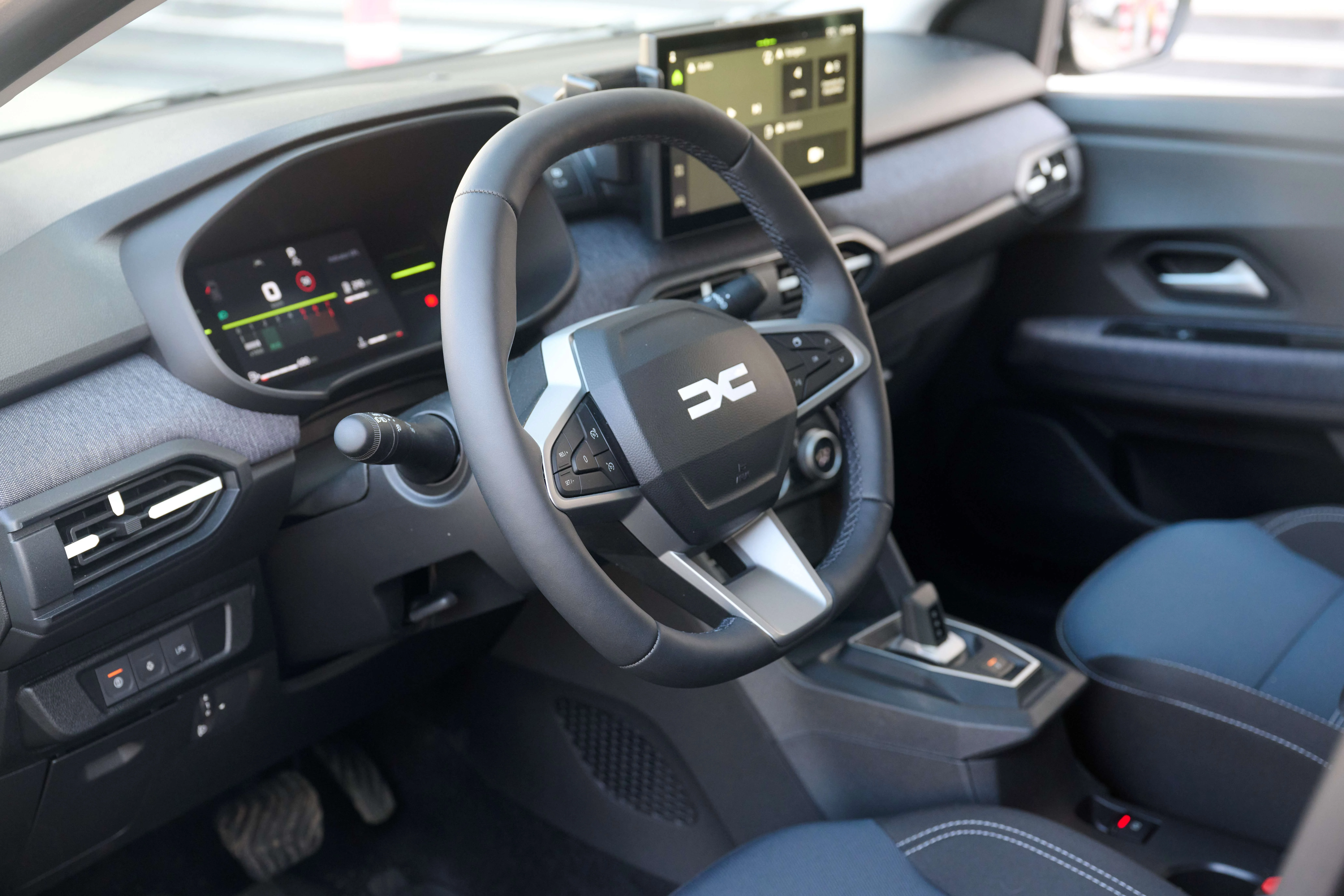 Test drive Dacia Sandero Stepway facelift 2026 – crossoverul accesibil care face aproape totul bine